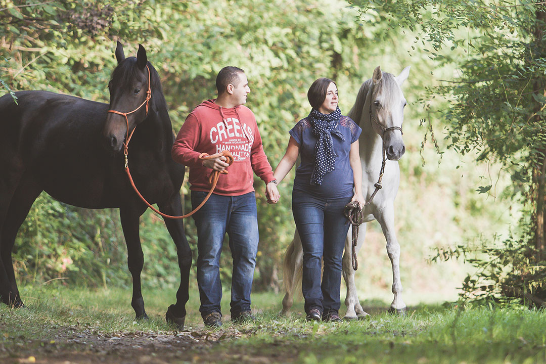 Séance couple grossesse avec chevaux