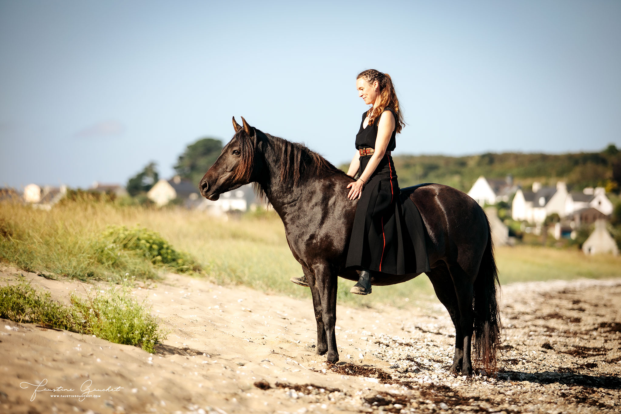 jument merens montée en liberté sur la plage séance photo équine en bretagne
